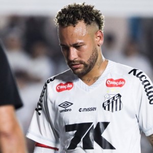 记者：桑托斯将在未来几天正式宣布与内马尔续约一年